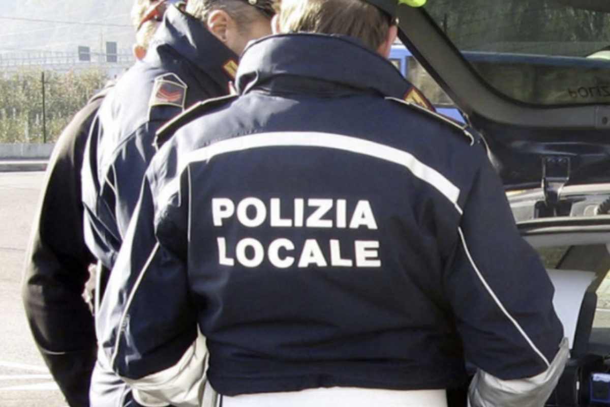 cancello auto uomo|polizia locale cancello auto uomo si può parcheggiare?|polizia locale cosa succede