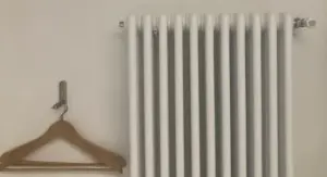 porte interne aperte o chiuse con i termosifoni accesi