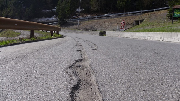 prima neve e tornano le buche sulle strade della valtellina