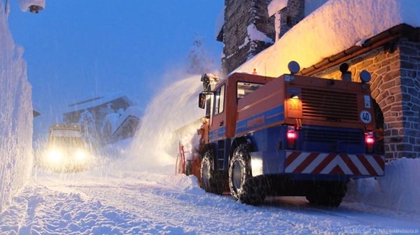 prosegue senza sosta l’attività dei vigili del fuoco per l’emergenza neve