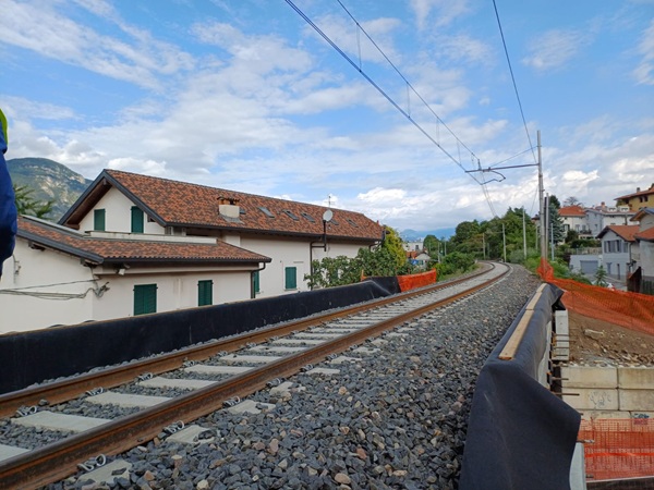 proseguono i lavori sulla linea ferroviaria lecco colico tirano|treni tirano milano|polizia stazione lecco