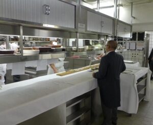 quanto guadagna al netto in euro un cameriere in svizzera