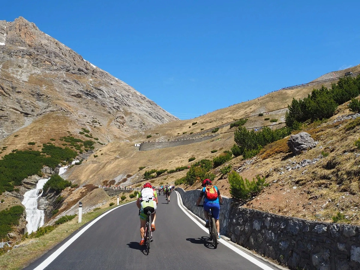 quanto tempo serve per salire lo stelvio in bici
