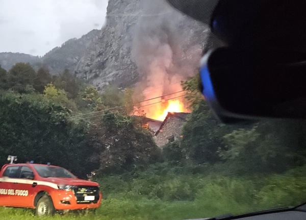 incendio distrugge lo storico ex pub il castagneto