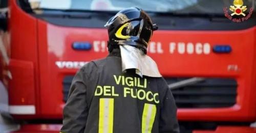 fiamme in un magazzino ipotesi incendio doloso