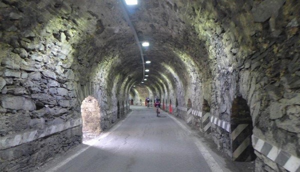 serve un semaforo nella gallerie del passo stelvio