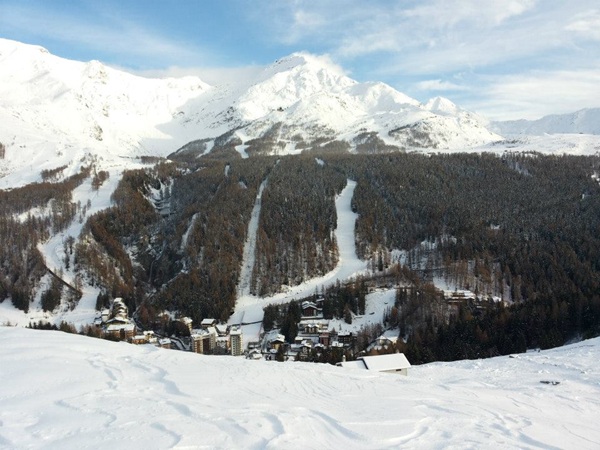 si lavora sui tetti di madesimo per sgomberare la neve