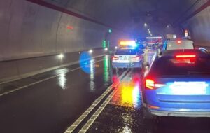 si possono sorpassare le auto della polizia o dei carabinieri