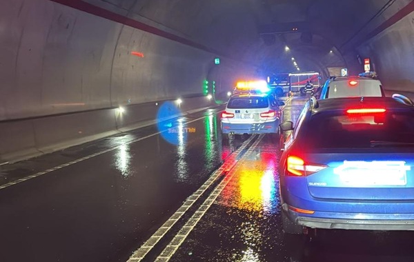 si possono sorpassare le auto della polizia o dei carabinieri