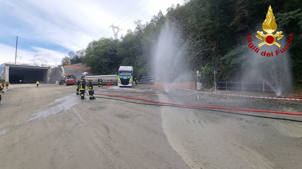 simulato smottamento con mezzo pesante sulla tangenziale di tirano||sondrio