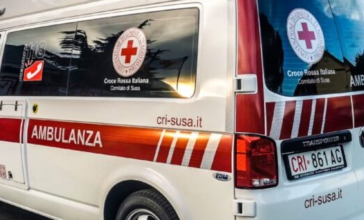 bambino precipita dal quinto piano è gravissimo