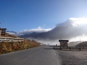 splende il sole sul passo gavia chiuso per l'inverno|