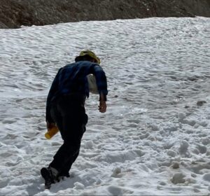 sul ghiacciaio della marmolada con le scarpe da ginnastica
