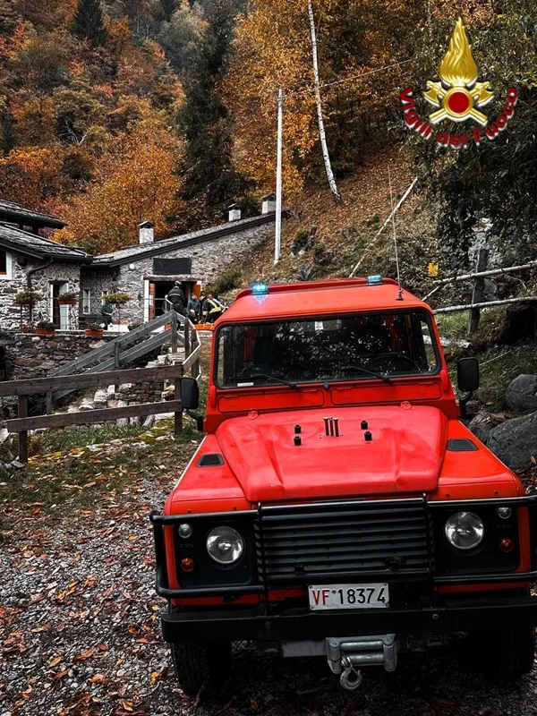 bambino di 9 anni scivola nel bosco