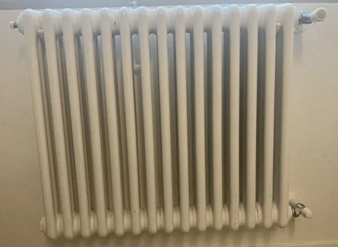 termosifoni sempre accesi al minimo o poche ore al massimo