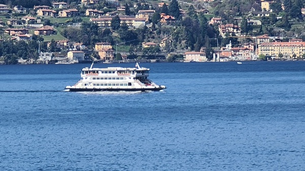 traghetto lago di como