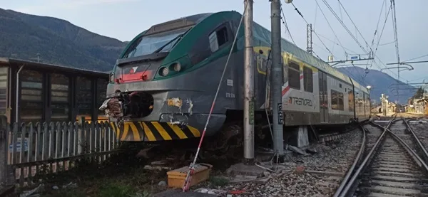 treno finisce su un binario tronco e deraglia alla stazione di sondrio