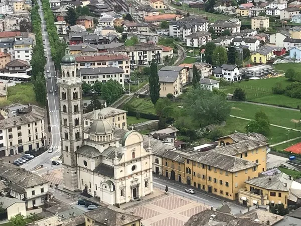 zona pedonale tirano