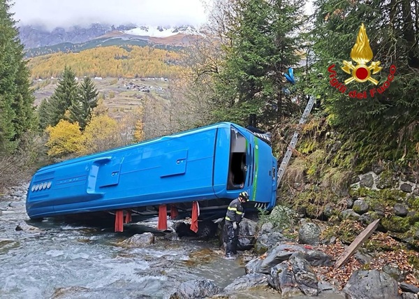 bus scolastico precipita nel torrente