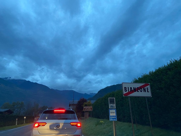 grave incidente all’alba sulla statale 38 due feriti gravi||Ingresso gallerie strada statale 36 direzione Lecco|Tir ribaltato sulla strada statale 38|coda campone tirano 24 agosto 2024|coda per incidente sulla statale 38|photo 2025 10 01 10 12 08