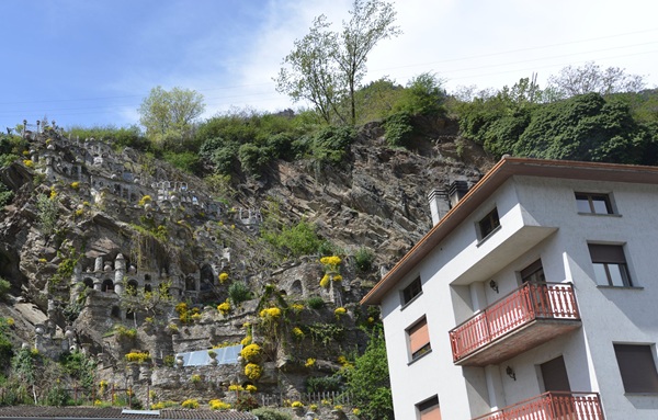 il castello nascosto dietro casa in valtellina