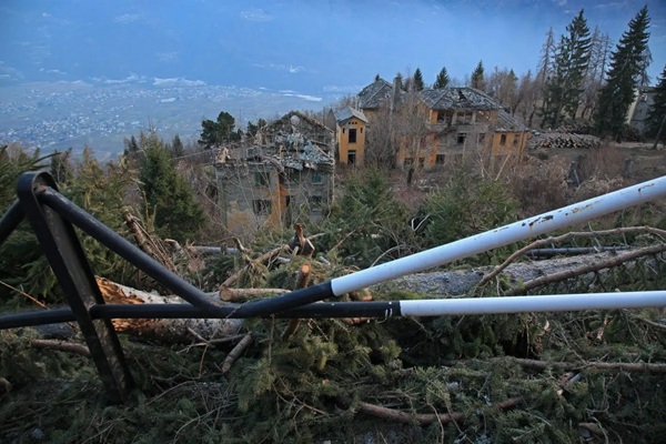 il gigante abbandonato tra i boschi della valtellina