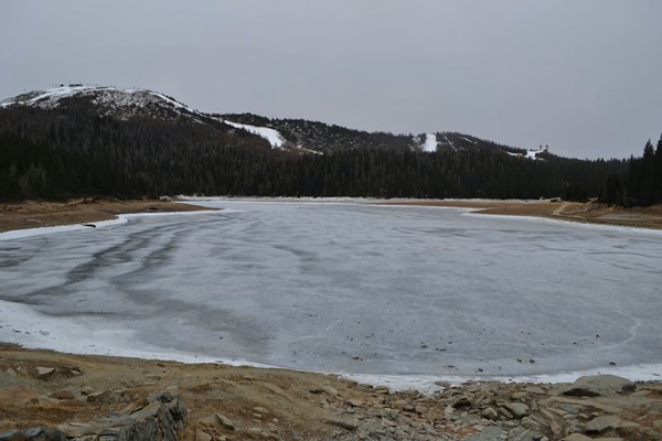 circondata da spaventose montagne